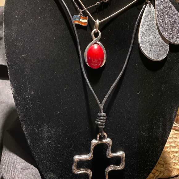 Fashion jewelry bundle 3 necklaces, 2 extra pendants, 1 pair of earrings. - Picture 2 of 10